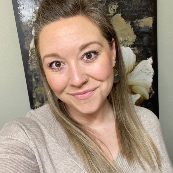 Meet your Posher, Cynthia - Picture 3 of 5